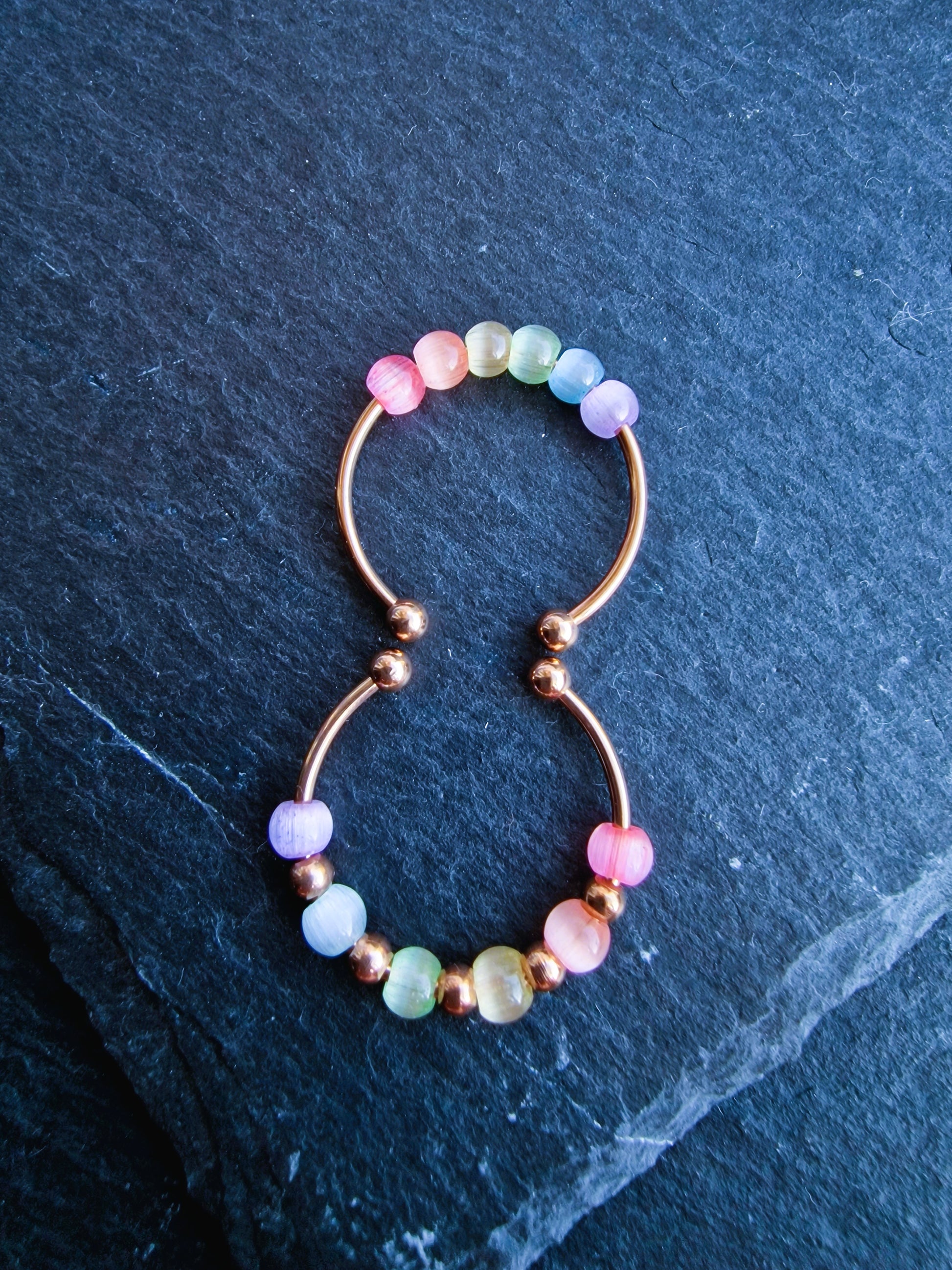 Anti-Stress-Ring „Iris“ • Regenbogen Glasperlen Ring • Verstellbarer Anxiety Ring • Farbenfroher Fidget Ring • Geschenkidee für Sie