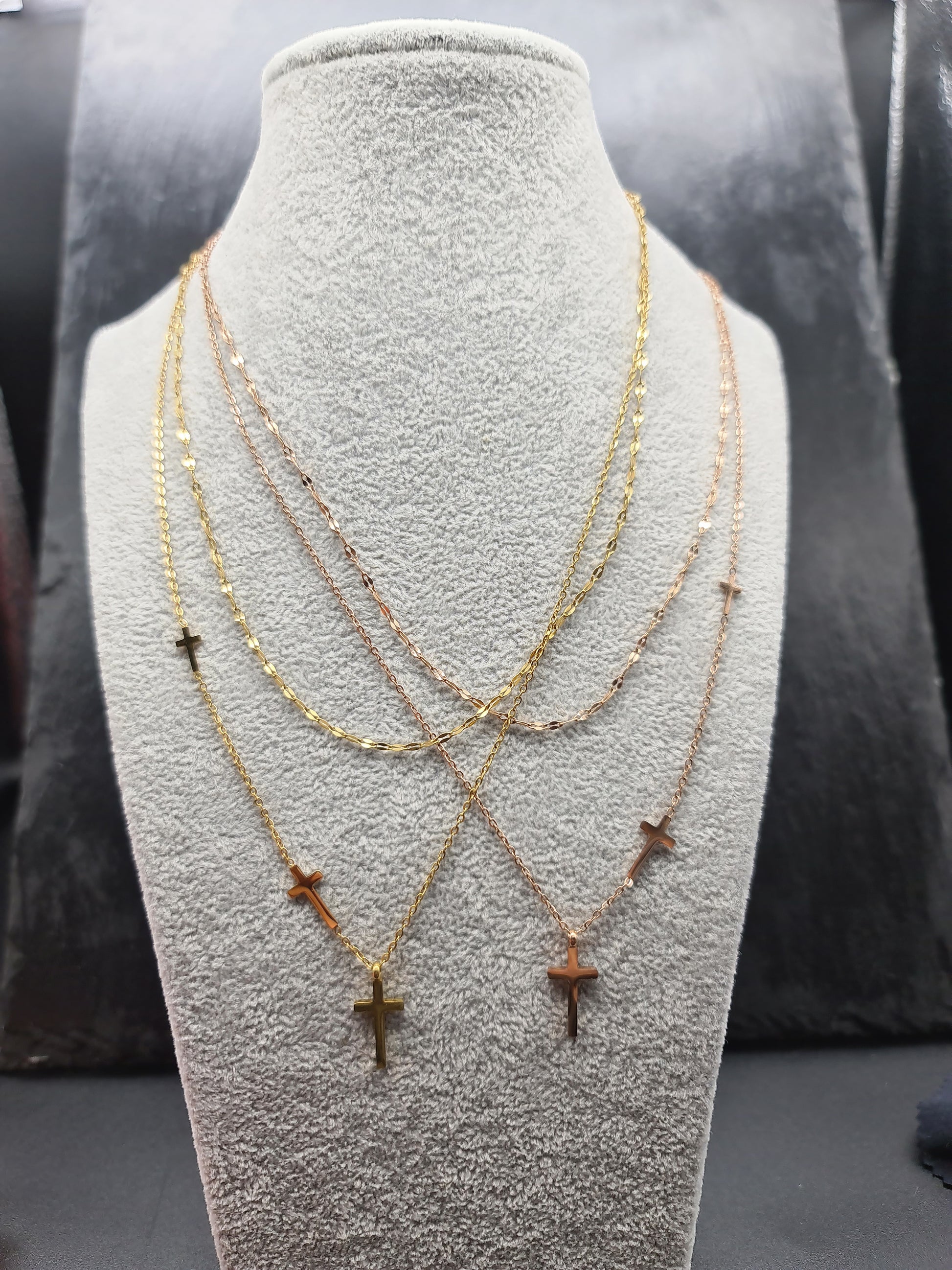 Mehrlagige Halskette mit 3 Kreuzen • Kruzifix Halskette • Geschenk zur Erstkommunion • Doppelkette mit Kreuz Anhängern