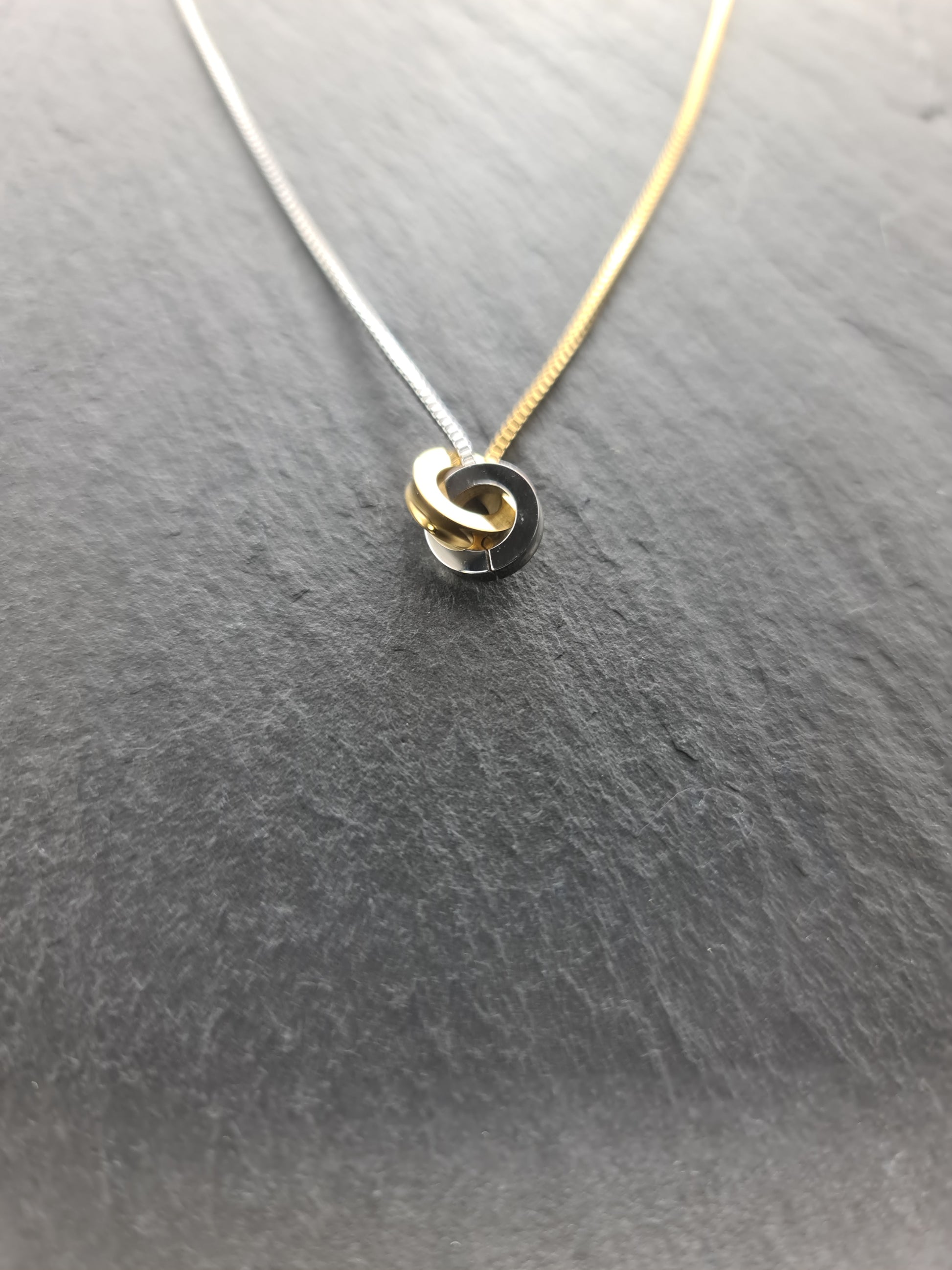 Ewigkeitskreis Halskette • Minimalistischer Schmuck in Silber & Gold • Unendlichkeit Kette • Geschenk Frauen Freundinnen • JoJos Presents