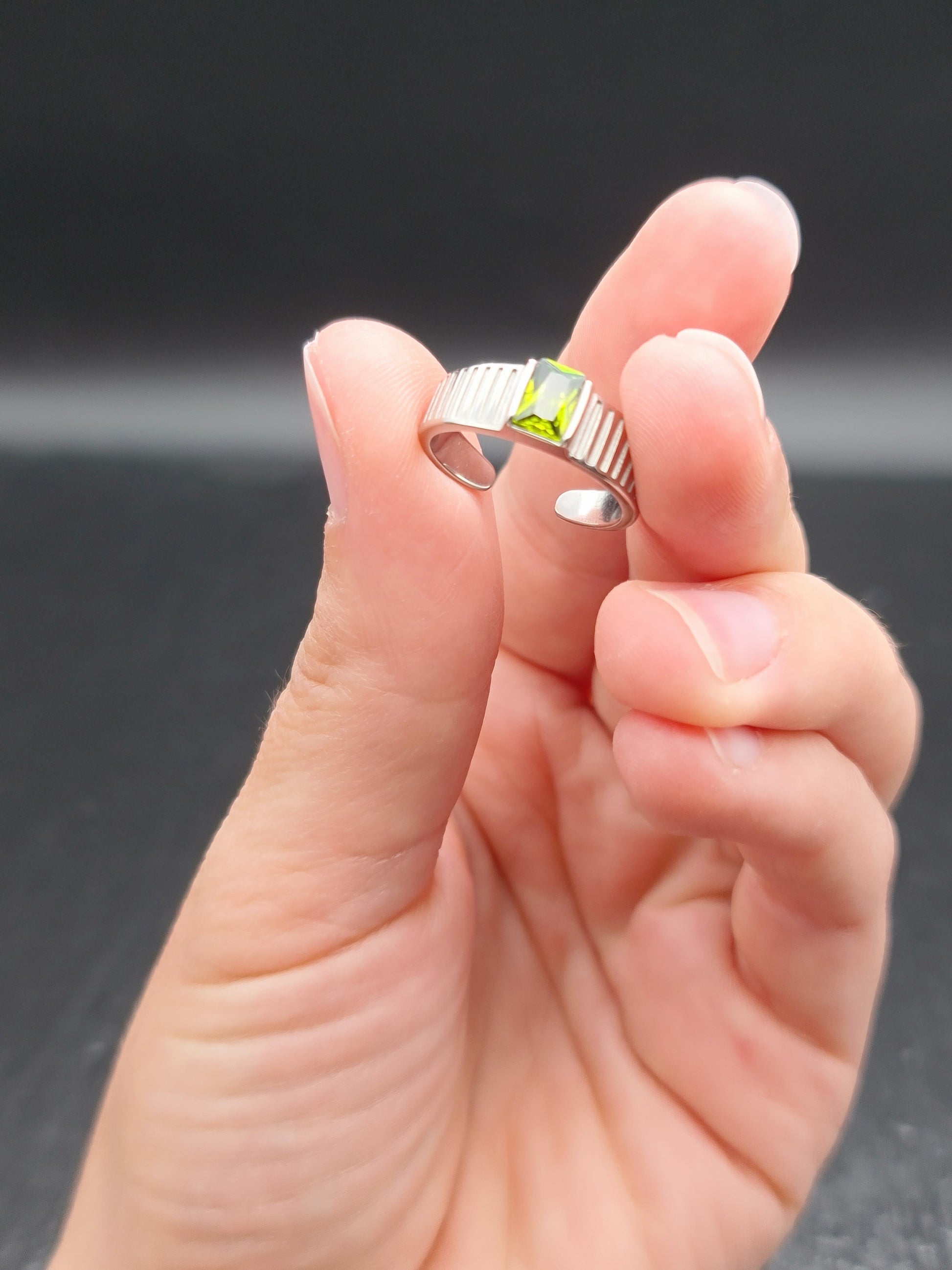 Peridot Statement Siegelring • Gold Vintage Cocktail Ring mit grünem Edelstein • Geschenk für Partnerin