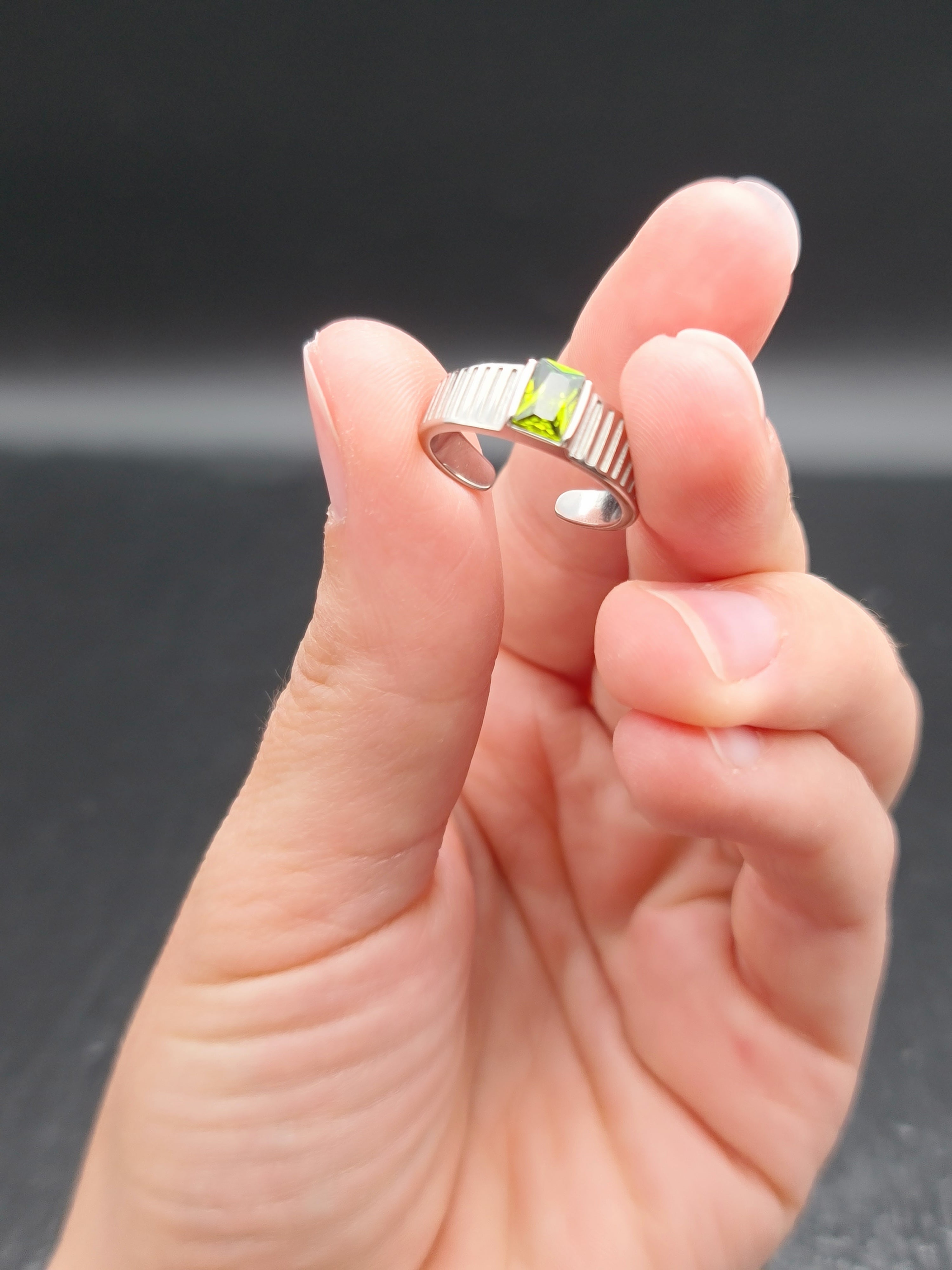 Peridot Statement Siegelring • Gold Vintage Cocktail Ring mit grünem Edelstein • Geschenk für Partnerin