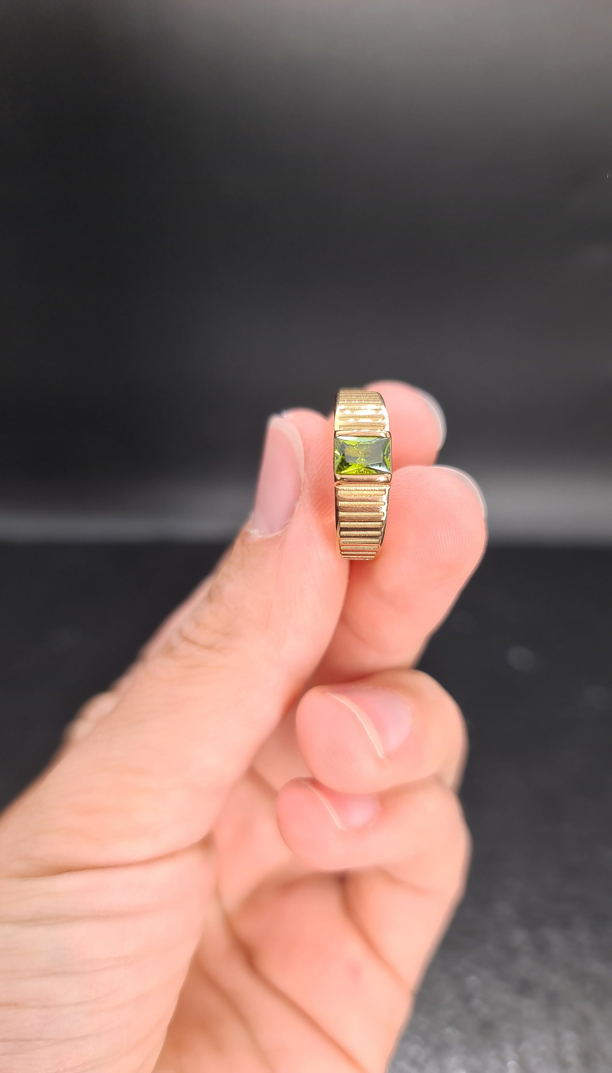 Peridot Statement Siegelring • Gold Vintage Cocktail Ring mit grünem Edelstein • Geschenk für Partnerin