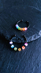 Schwarzer Anti-Stress-Ring mit Regenbogenperlen – größenverstellbarer Fidget Ring, limitierte Iris Black Edition von JoJos Presents