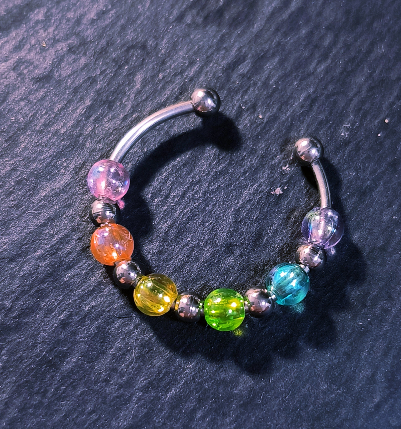 Bunter Fidget Ring mit Regenbogenperlen – verstellbarer Spiel- & Beschäftigungsring für Alltag oder  Schule | Kalea