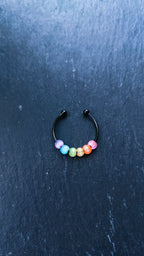 Schwarzer Anti-Stress-Ring mit Regenbogenperlen – größenverstellbarer Fidget Ring, limitierte Iris Black Edition von JoJos Presents