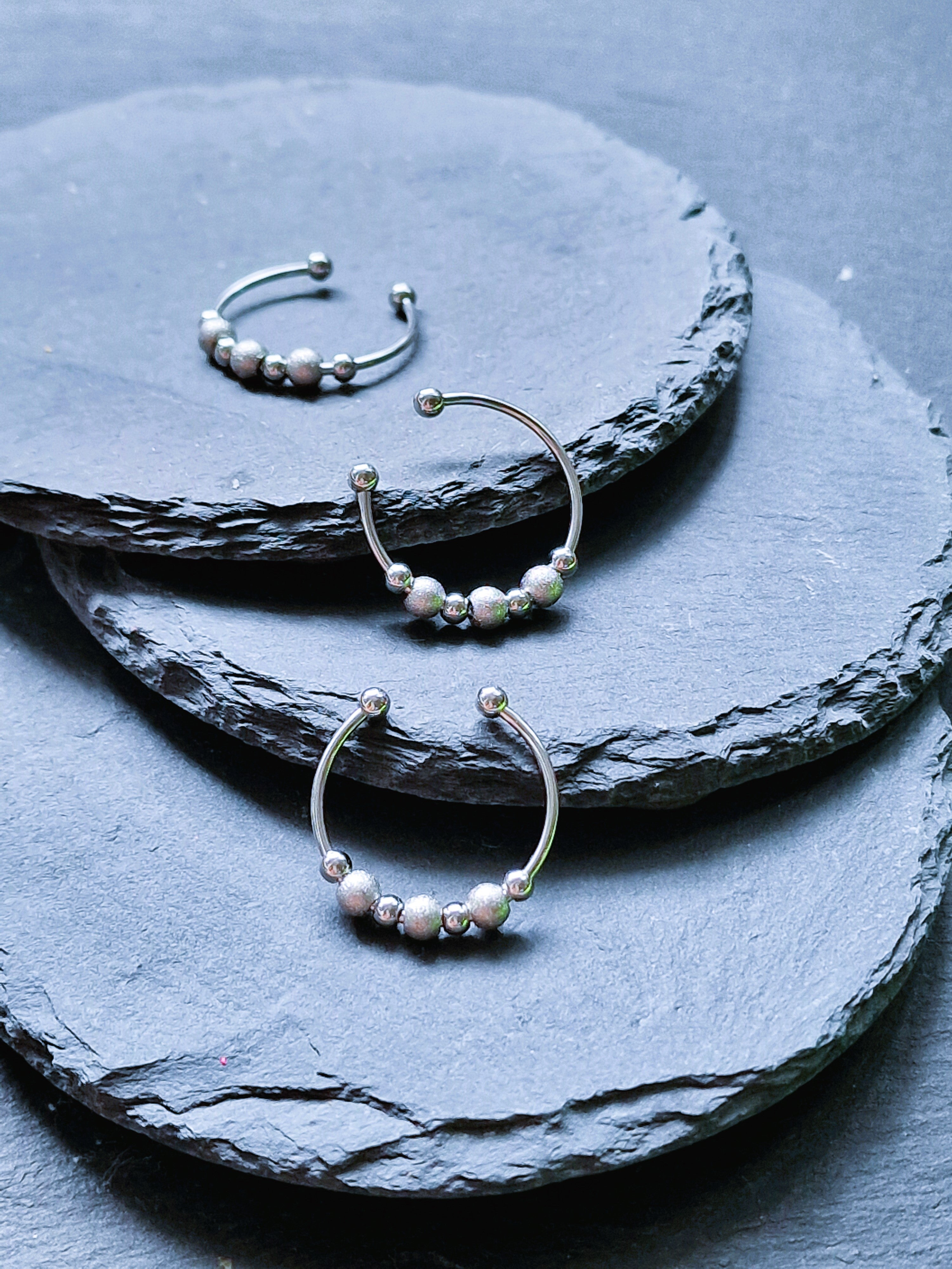 Anti-Stress-Ring Stardust – silberner Spinner Ring mit drehbaren Kugeln