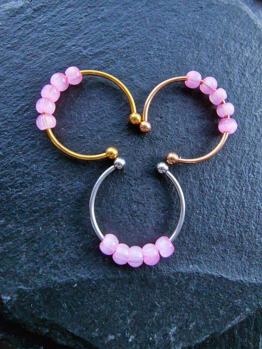 Anti-Stress-Ring „Rosalie“ • Drehbarer Fidget Ring aus Edelstahl in Gold, Silber & Roségold • Verstellbarer Ring mit rosa Perlen • Geschenk
