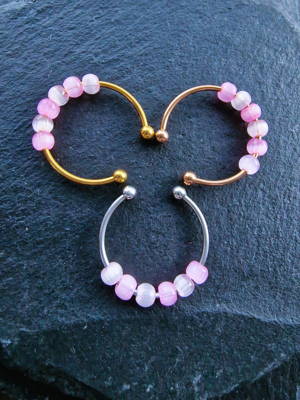 Anti-Stress-Ring „Rosalie“ • Drehbarer Fidget Ring aus Edelstahl in Gold, Silber & Roségold • Verstellbarer Ring mit rosa Perlen • Geschenk