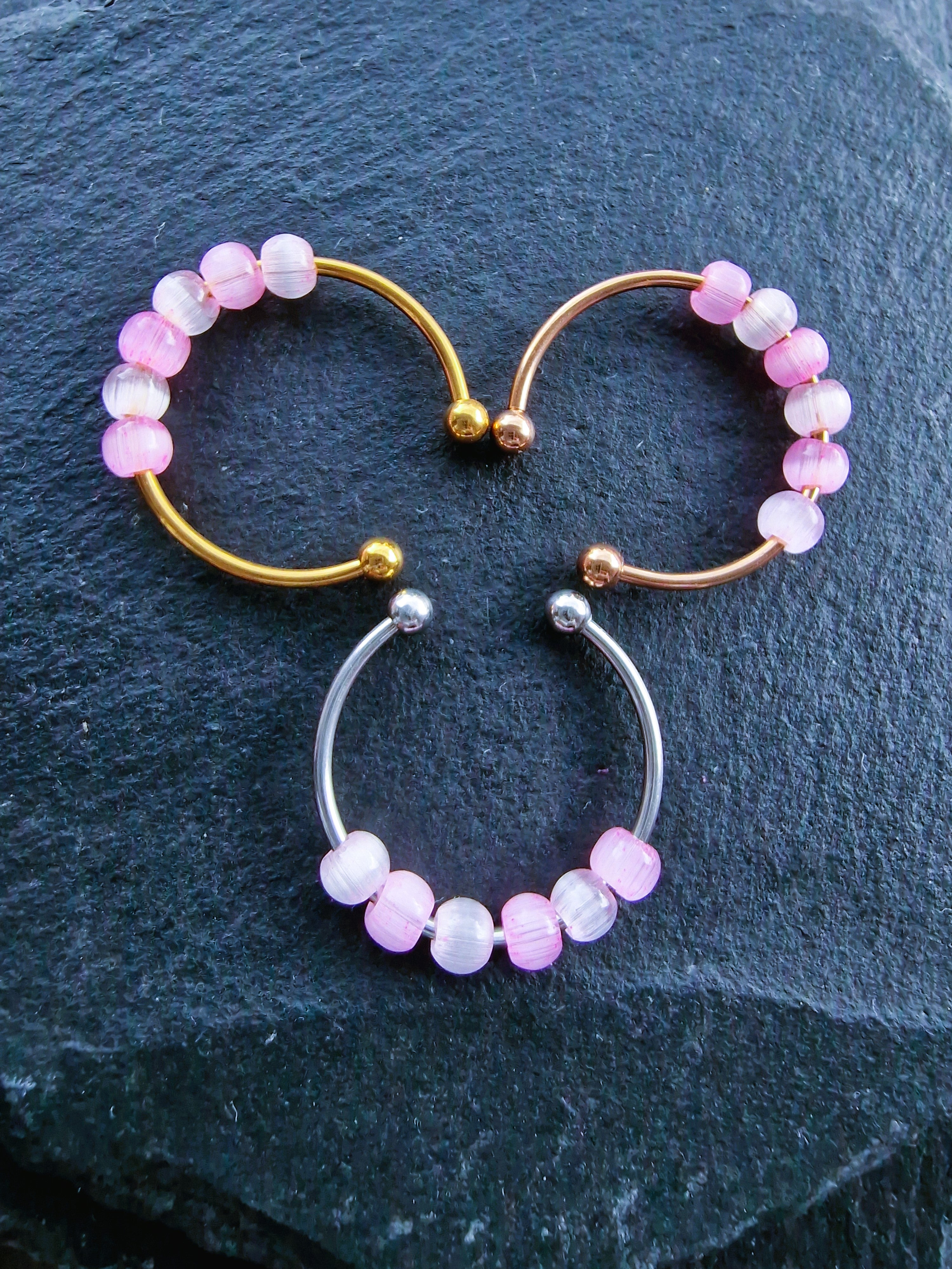Anti-Stress-Ring „Rosalie“ • Drehbarer Fidget Ring aus Edelstahl in Gold, Silber & Roségold • Verstellbarer Ring mit rosa Perlen • Geschenk