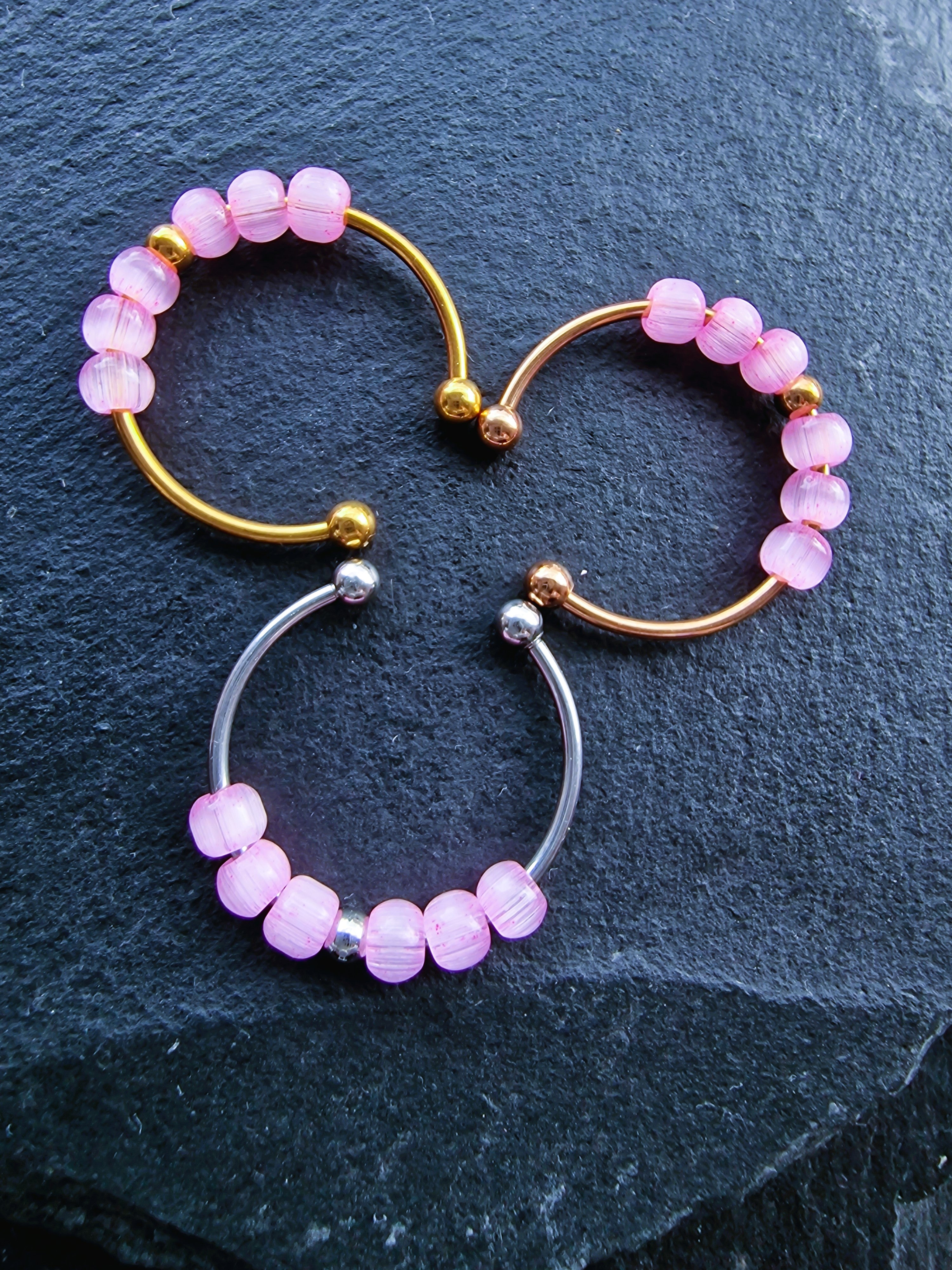 Anti-Stress-Ring „Rosalie“ • Drehbarer Fidget Ring aus Edelstahl in Gold, Silber & Roségold • Verstellbarer Ring mit rosa Perlen • Geschenk