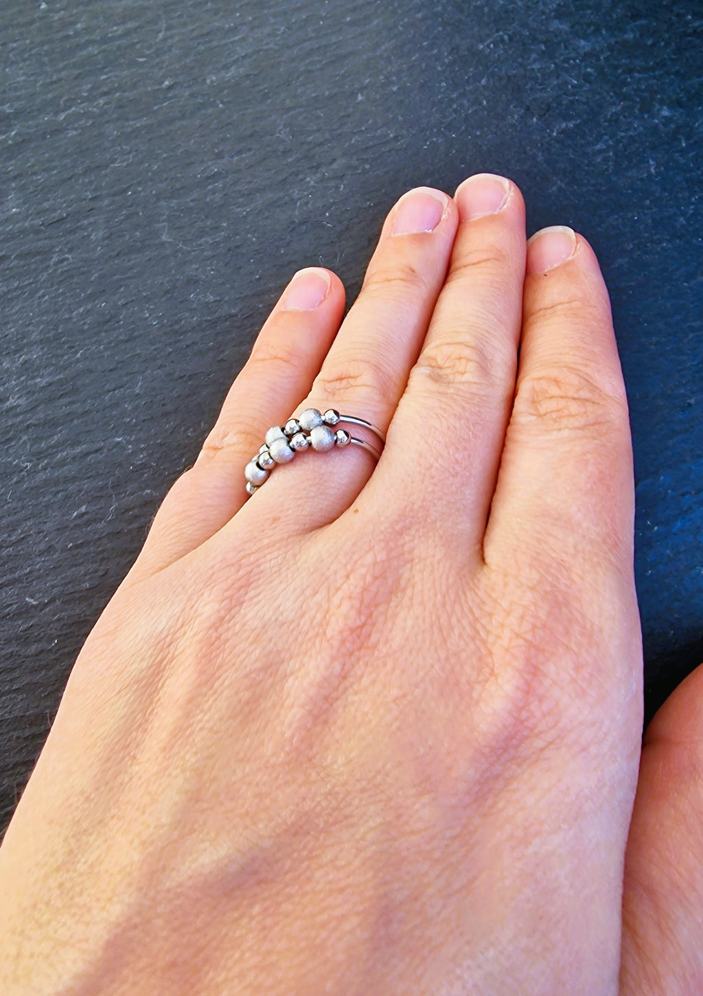 Anti-Stress-Ring Stardust – silberner Spinner Ring mit drehbaren Kugeln