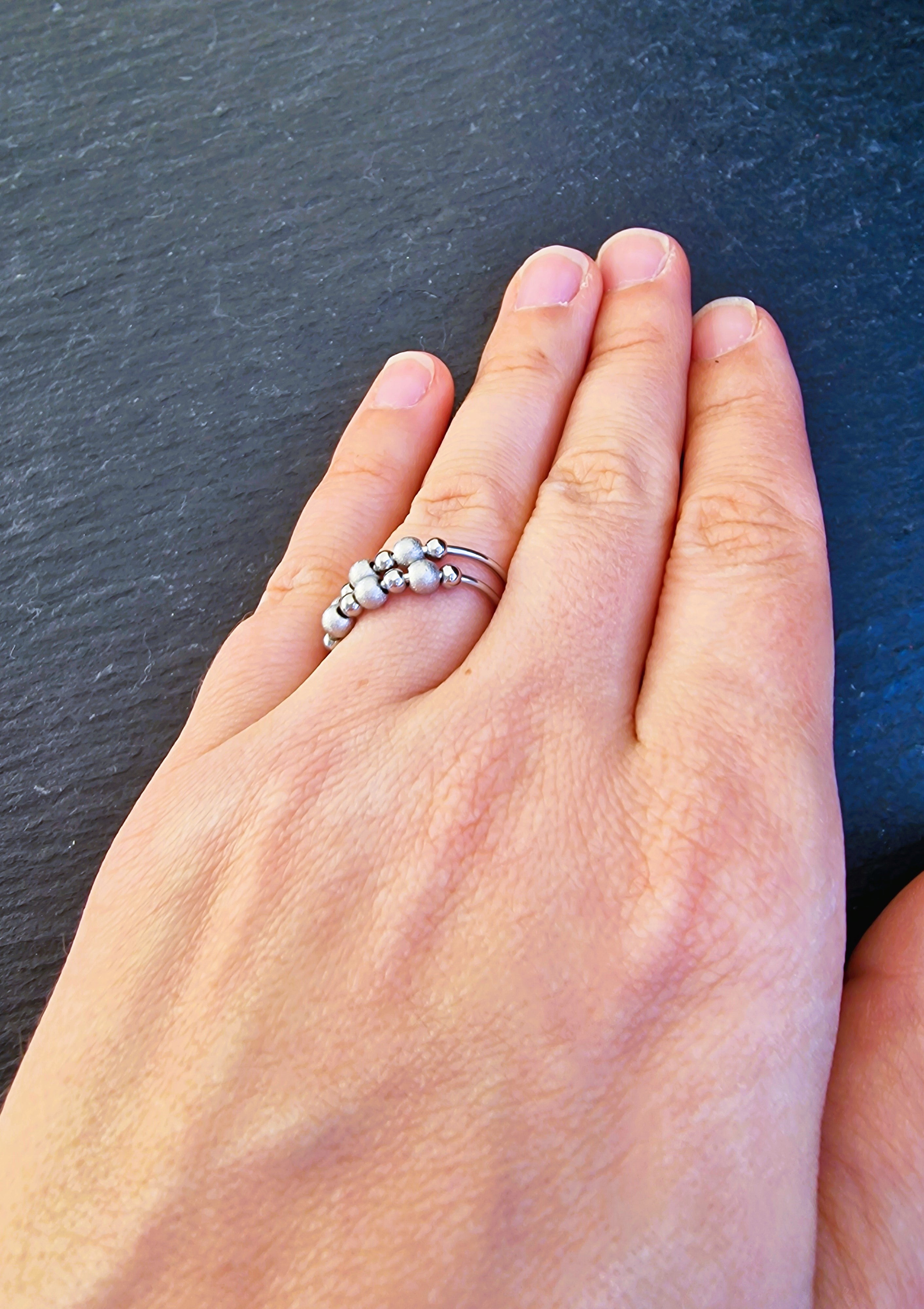 Anti-Stress-Ring Stardust – silberner Spinner Ring mit drehbaren Kugeln