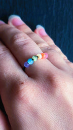 Schwarzer Anti-Stress-Ring mit Regenbogenperlen – größenverstellbarer Fidget Ring, limitierte Iris Black Edition von JoJos Presents