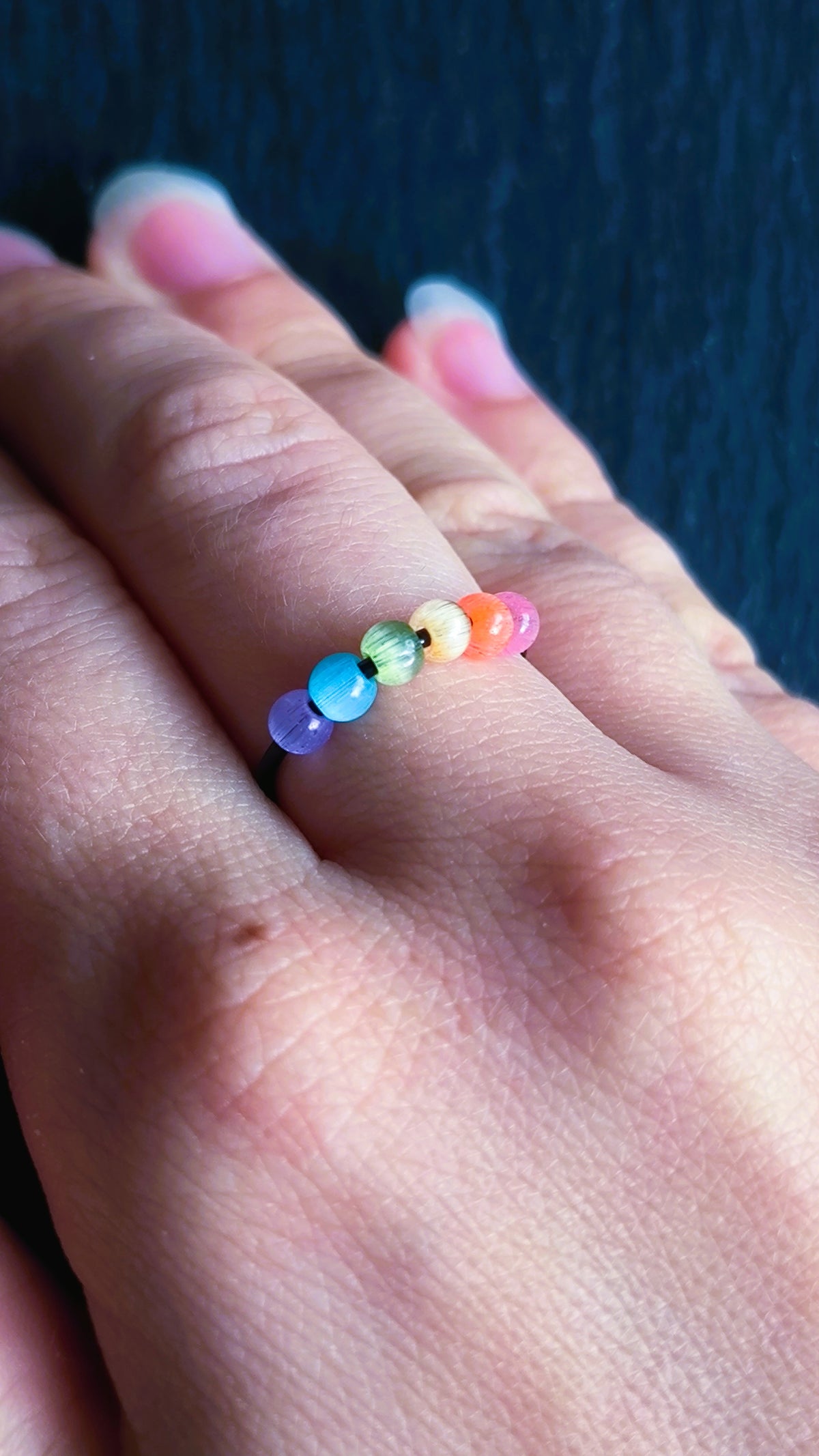 Schwarzer Anti-Stress-Ring mit Regenbogenperlen – größenverstellbarer Fidget Ring, limitierte Iris Black Edition von JoJos Presents
