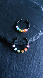 Schwarzer Anti-Stress-Ring mit Regenbogenperlen – größenverstellbarer Fidget Ring, limitierte Iris Black Edition von JoJos Presents