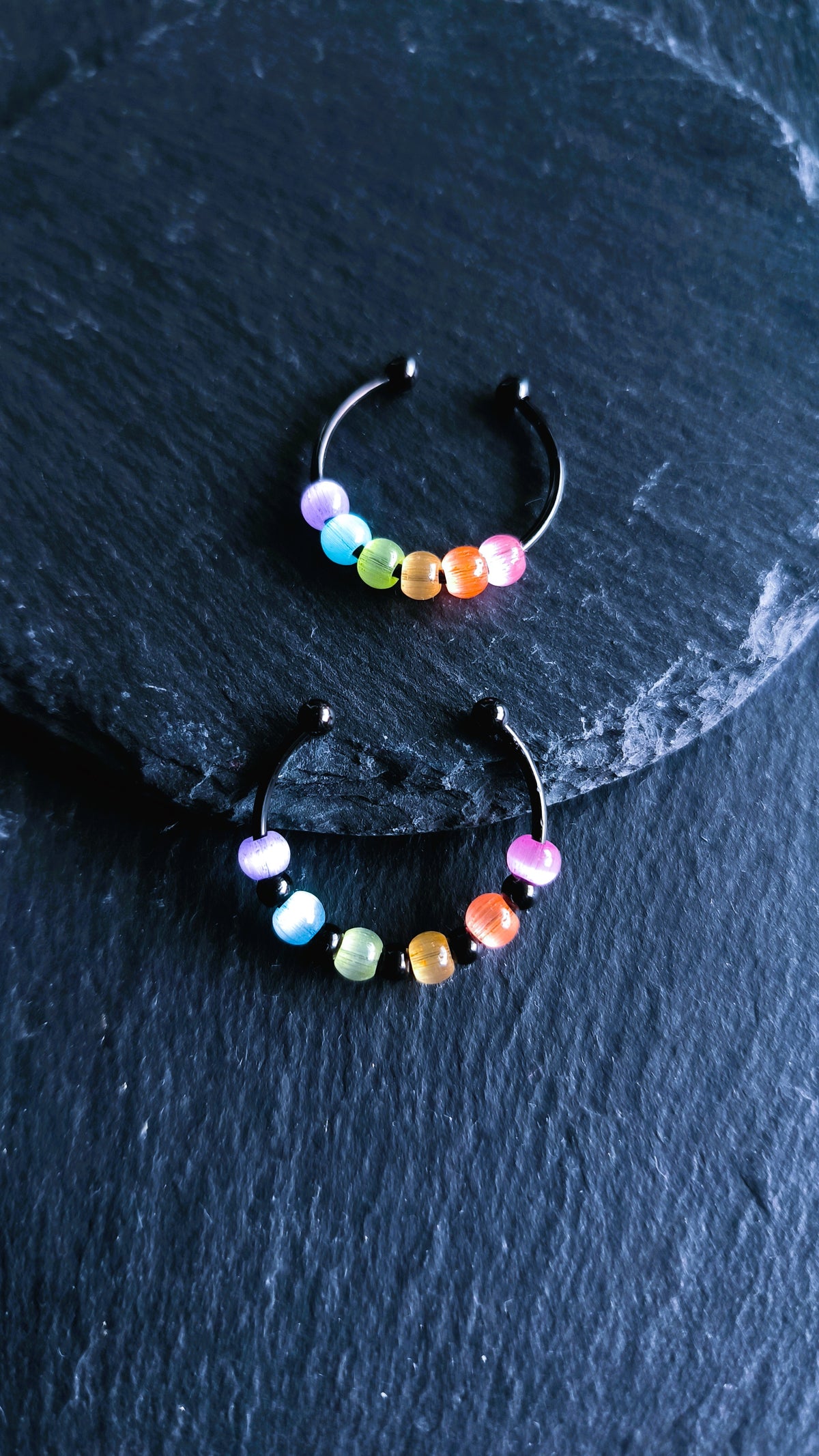 Schwarzer Anti-Stress-Ring mit Regenbogenperlen – größenverstellbarer Fidget Ring, limitierte Iris Black Edition von JoJos Presents