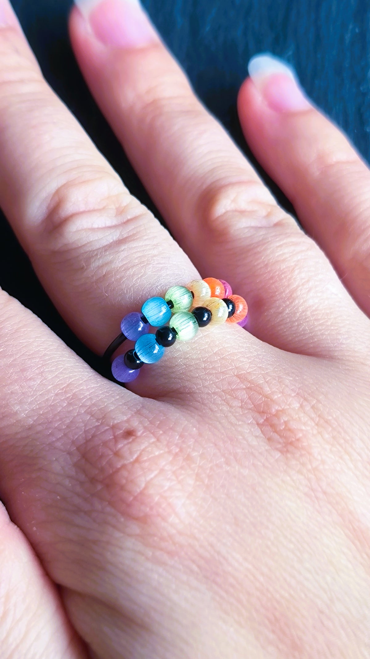 Schwarzer Anti-Stress-Ring mit Regenbogenperlen – größenverstellbarer Fidget Ring, limitierte Iris Black Edition von JoJos Presents