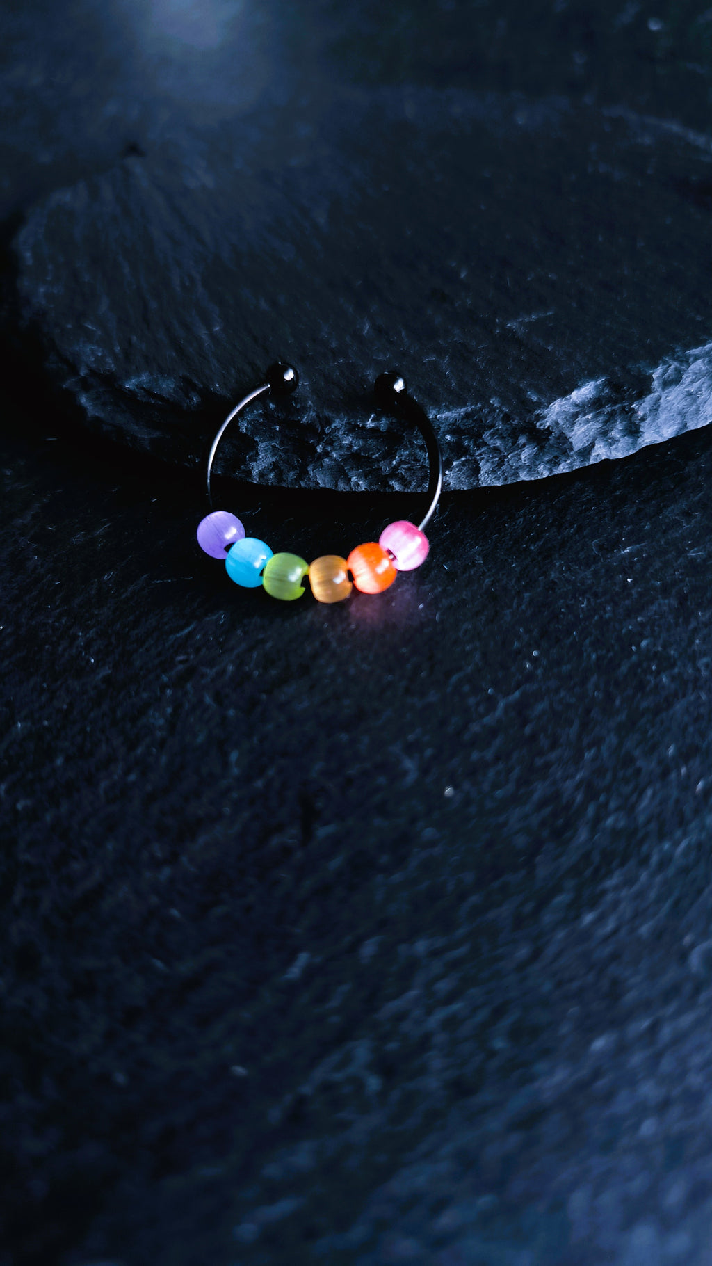 Schwarzer Anti-Stress-Ring mit Regenbogenperlen – größenverstellbarer Fidget Ring, limitierte Iris Black Edition von JoJos Presents