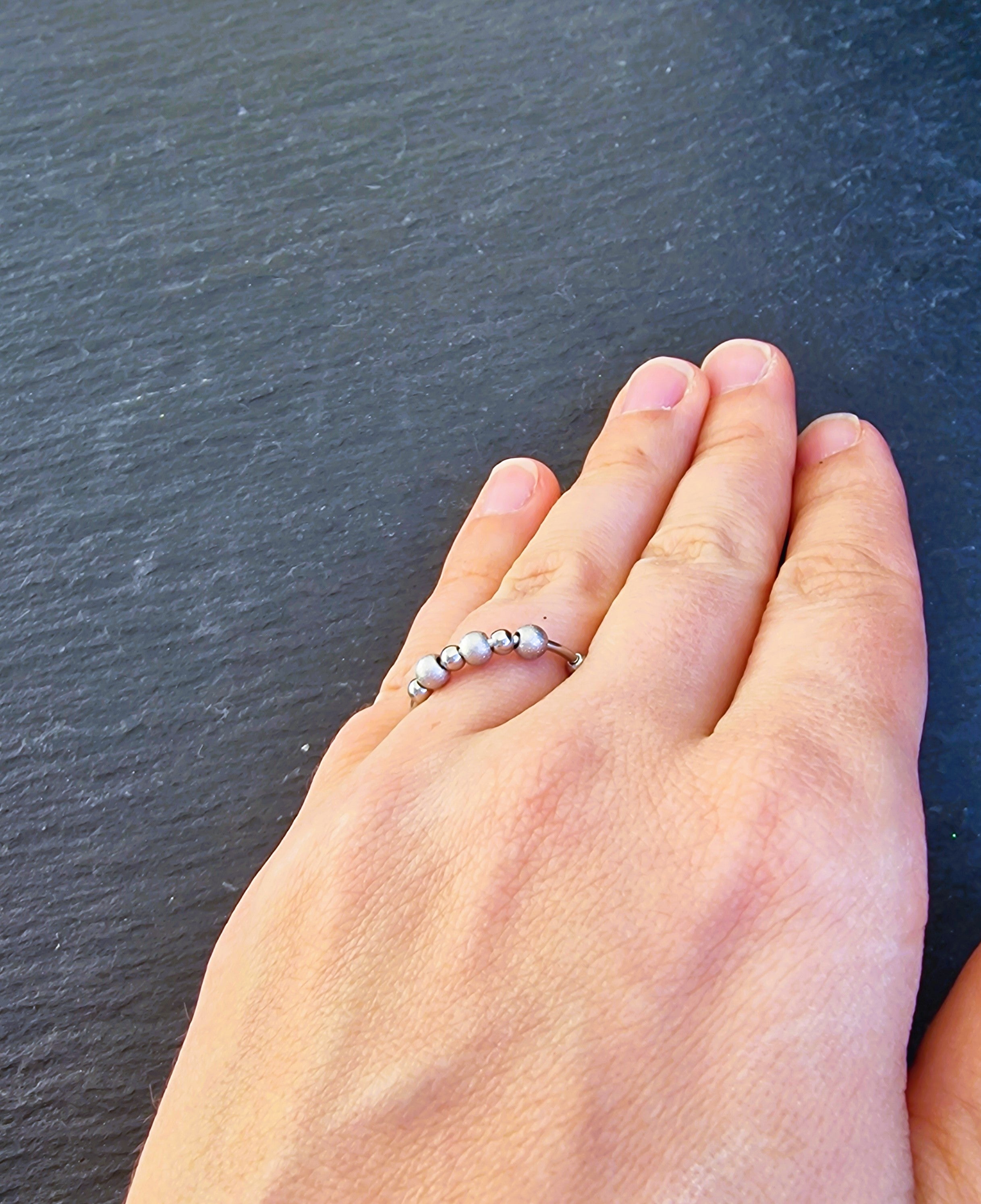 Anti-Stress-Ring Stardust – silberner Spinner Ring mit drehbaren Kugeln