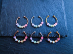 Anti-Stress-Ring Iris – verstellbarer Fidget Ring mit Regenbogen-Glasperlen
