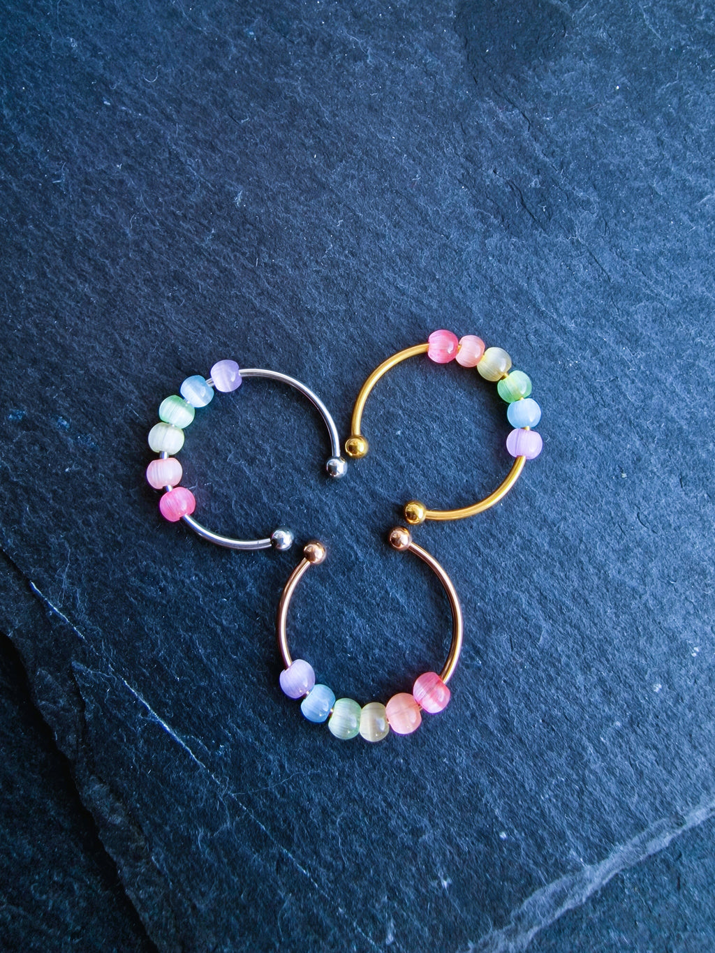Anti-Stress-Ring „Iris“ • Regenbogen Glasperlen Ring • Verstellbarer Anxiety Ring • Farbenfroher Fidget Ring • Geschenkidee für Sie