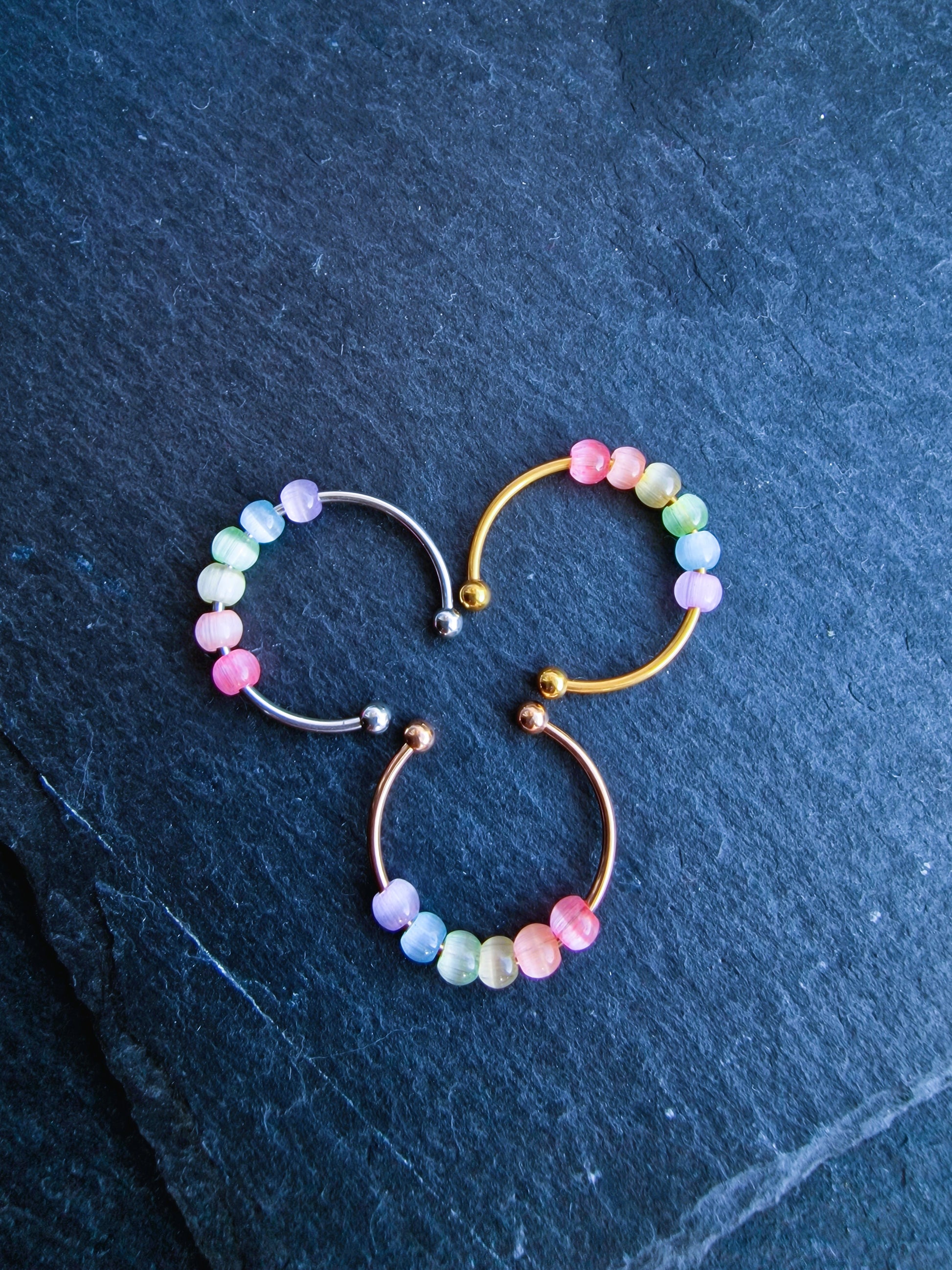 Anti-Stress-Ring „Iris“ • Regenbogen Glasperlen Ring • Verstellbarer Anxiety Ring • Farbenfroher Fidget Ring • Geschenkidee für Sie