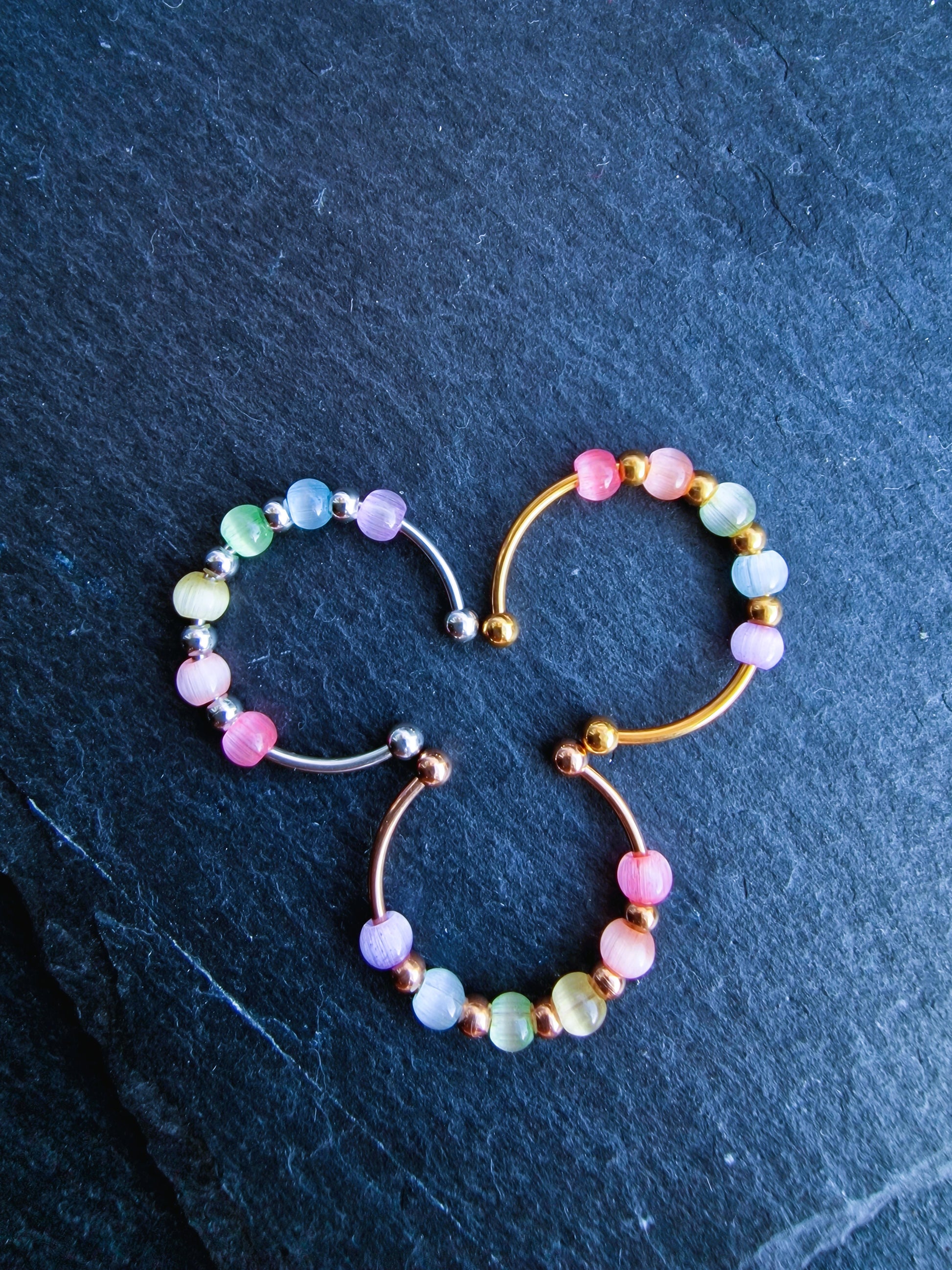 Anti-Stress-Ring „Iris“ • Regenbogen Glasperlen Ring • Verstellbarer Anxiety Ring • Farbenfroher Fidget Ring • Geschenkidee für Sie