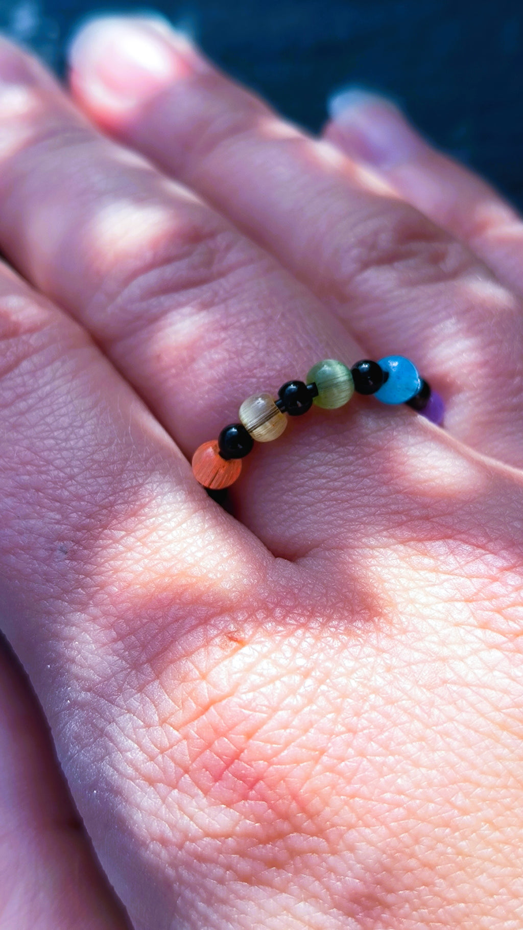 Schwarzer Anti-Stress-Ring mit Regenbogenperlen – größenverstellbarer Fidget Ring, limitierte Iris Black Edition von JoJos Presents