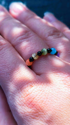 Schwarzer Anti-Stress-Ring mit Regenbogenperlen – größenverstellbarer Fidget Ring, limitierte Iris Black Edition von JoJos Presents