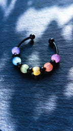 Schwarzer Anti-Stress-Ring mit Regenbogenperlen – größenverstellbarer Fidget Ring, limitierte Iris Black Edition von JoJos Presents