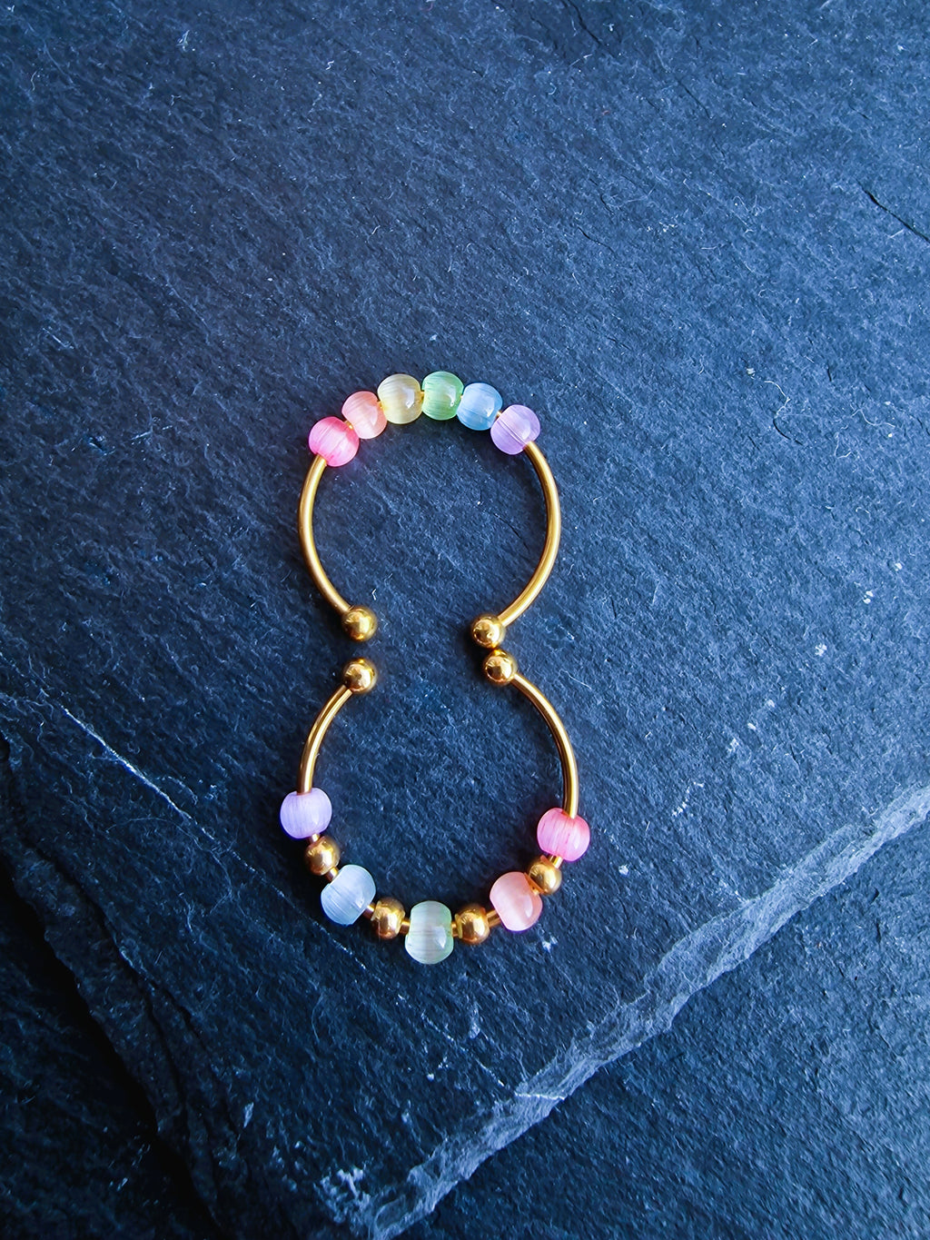 Anti-Stress-Ring Iris – verstellbarer Fidget Ring mit Regenbogen-Glasperlen