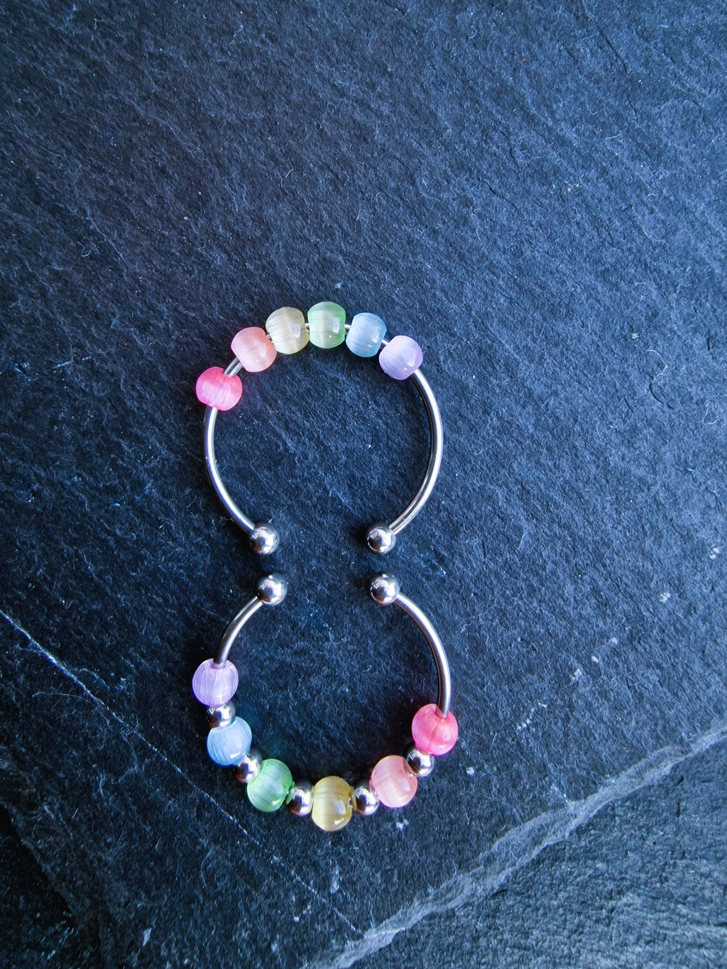 Anti-Stress-Ring Iris – verstellbarer Fidget Ring mit Regenbogen-Glasperlen