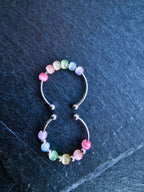 Anti-Stress-Ring Iris – verstellbarer Fidget Ring mit Regenbogen-Glasperlen