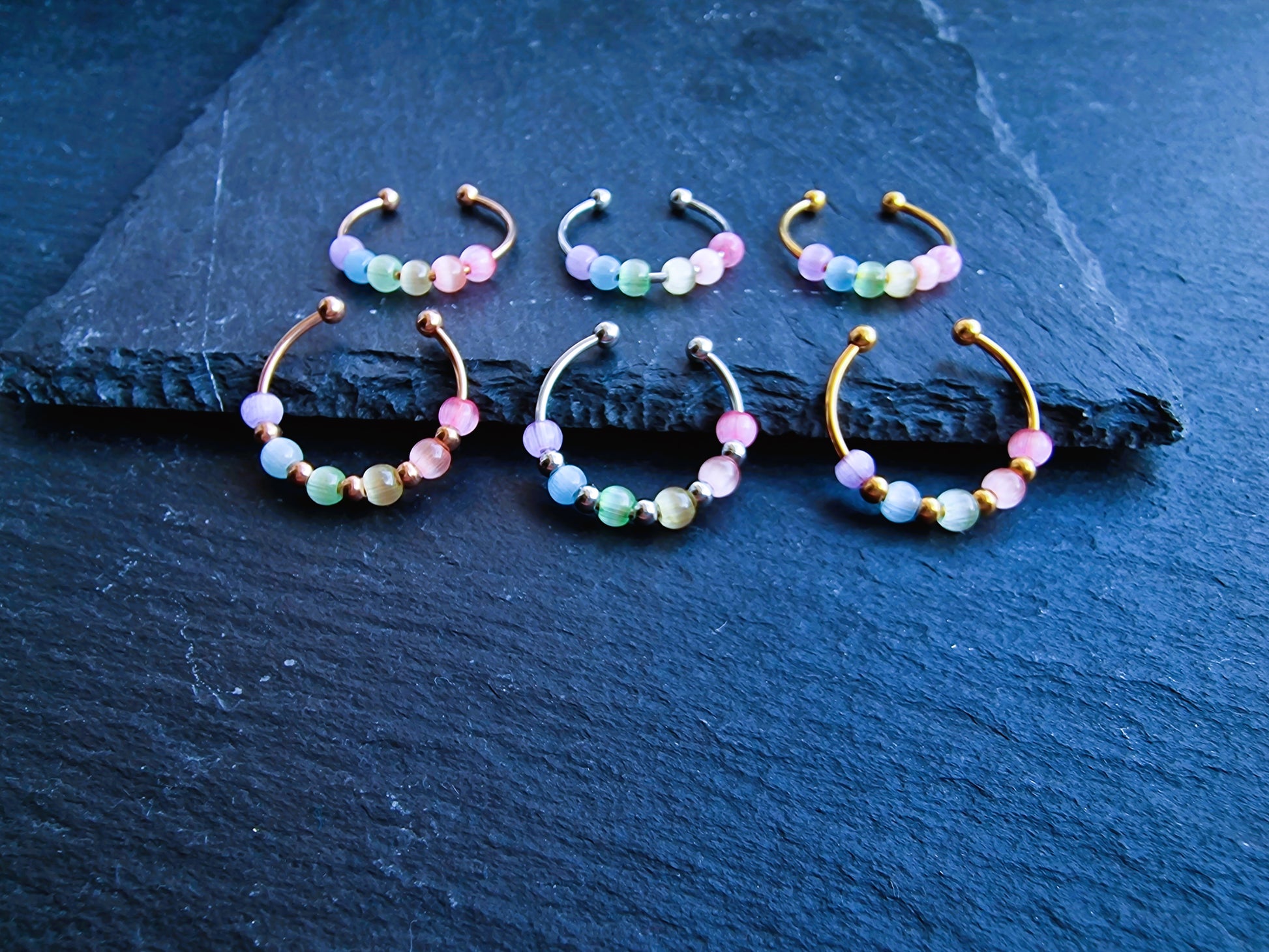 Anti-Stress-Ring „Iris“ • Regenbogen Glasperlen Ring • Verstellbarer Anxiety Ring • Farbenfroher Fidget Ring • Geschenkidee für Sie