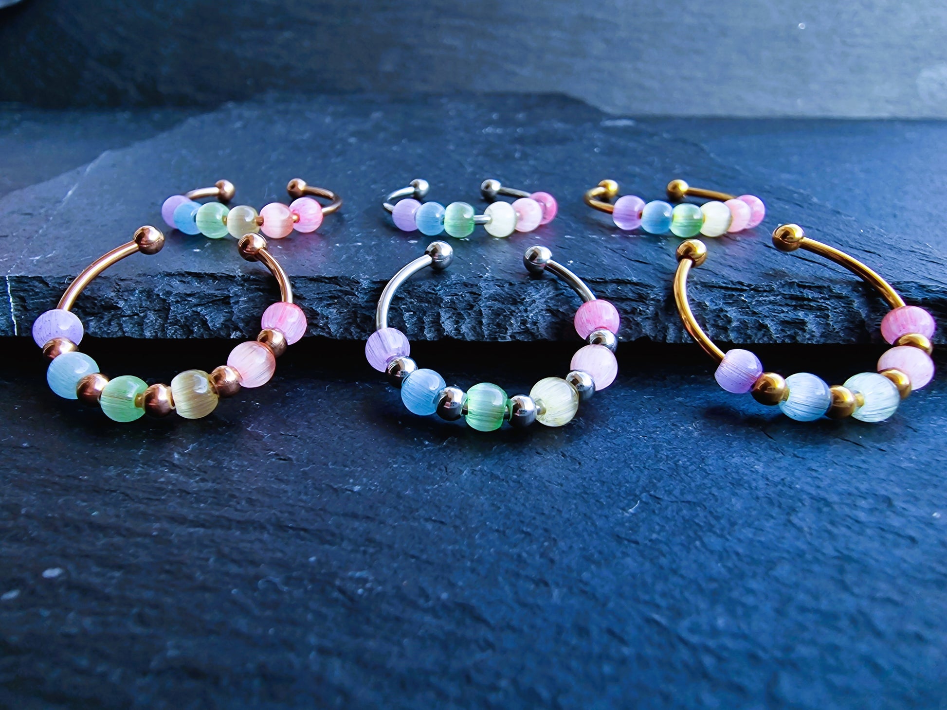 Anti-Stress-Ring „Iris“ • Regenbogen Glasperlen Ring • Verstellbarer Anxiety Ring • Farbenfroher Fidget Ring • Geschenkidee für Sie