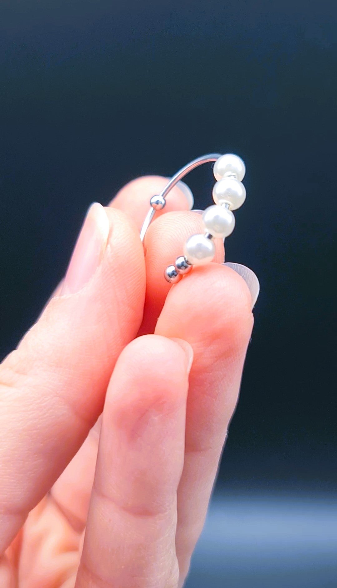 Anti-Stress-Ring Luna – zarter Perlenring für Ruhe & Fokus