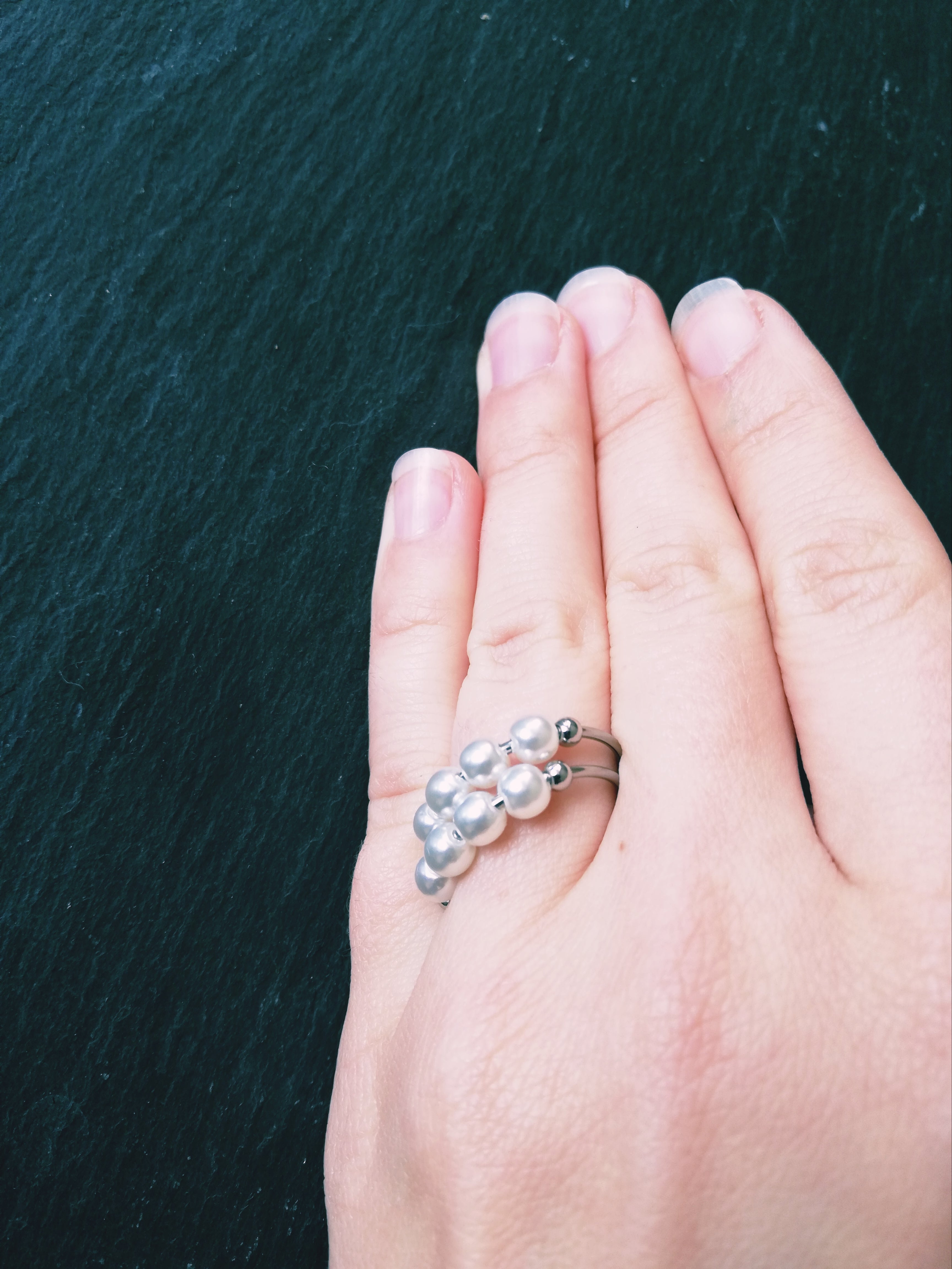 Anti-Stress-Ring Luna – zarter Perlenring für Ruhe & Fokus