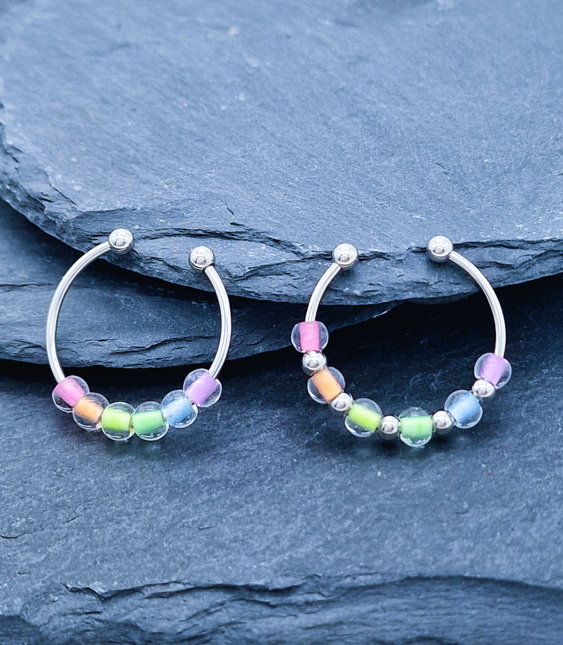 Anti-Stress-Ring "Rainbow" • LGBTQ Pride Ring • Regenbogen Ring • Verstellbarer Anxiety Ring • Farbenfroher Ring mit Glasperlen • Pride Month