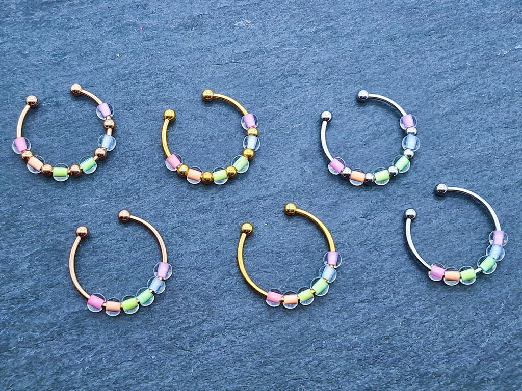 Anti-Stress-Ring "Rainbow" • LGBTQ Pride Ring • Regenbogen Ring • Verstellbarer Anxiety Ring • Farbenfroher Ring mit Glasperlen • Pride Month