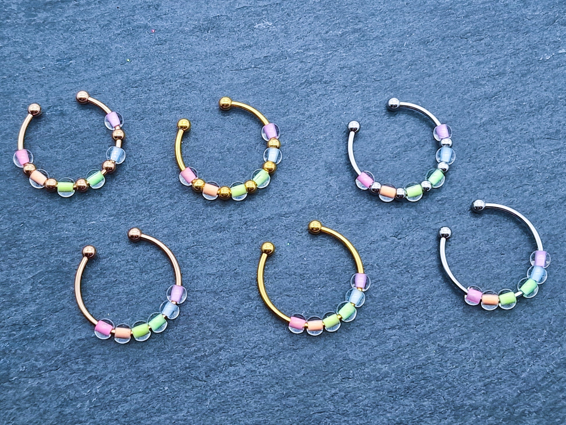 Anti-Stress-Ring "Rainbow" • LGBTQ Pride Ring • Regenbogen Ring • Verstellbarer Anxiety Ring • Farbenfroher Ring mit Glasperlen • Pride Month