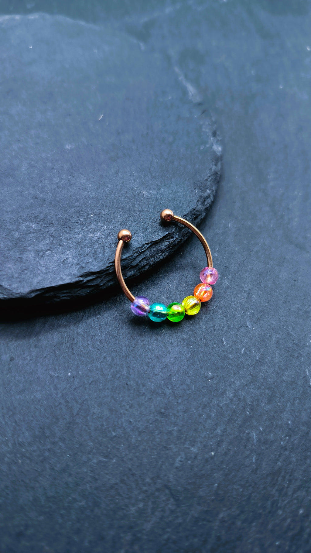 Bague anti-stress colorée avec perles arc-en-ciel – bague ludique et divertissante réglable pour la vie quotidienne ou l'école | Kalea