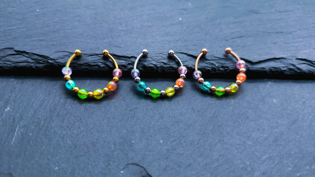 Bague anti-stress colorée avec perles arc-en-ciel – bague ludique et divertissante réglable pour la vie quotidienne ou l'école | Kalea