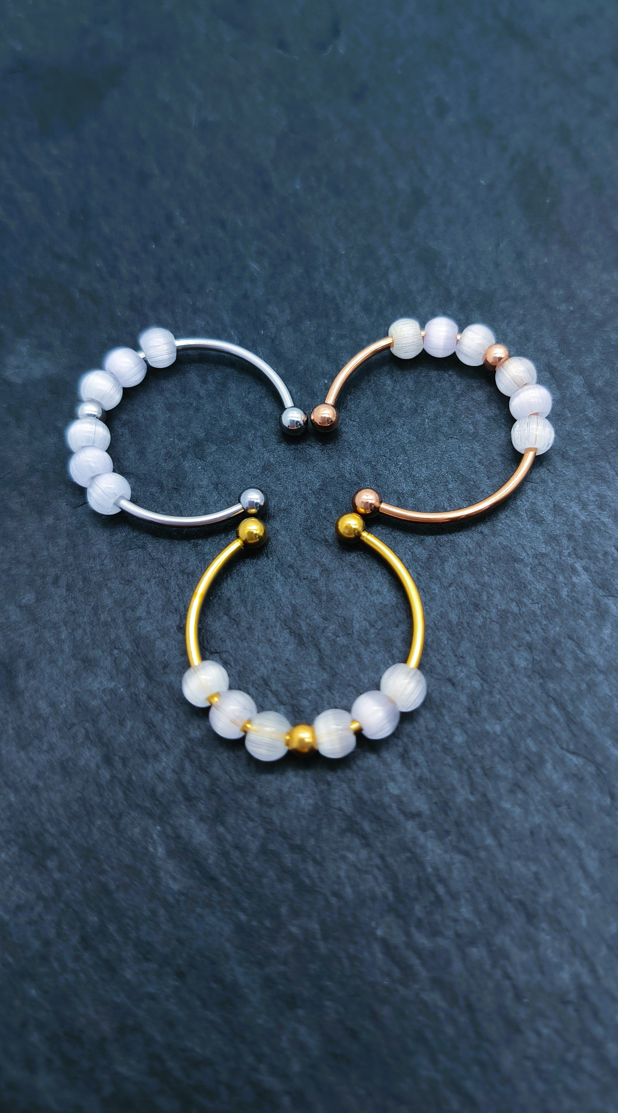 Minimalistischer Anxiety Ring mit drehbaren Glasperlen – verstellbarer Beruhigungsring für Alltag & Fokus | Lumi