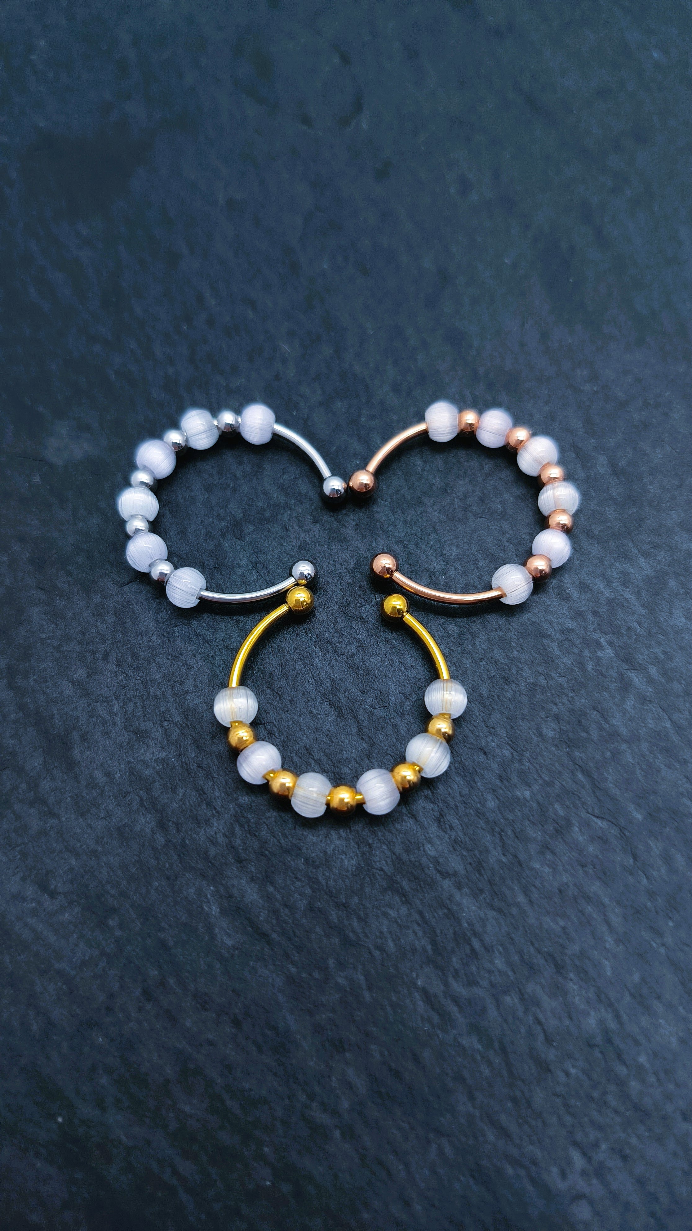 Minimalistischer Anxiety Ring mit drehbaren Glasperlen – verstellbarer Beruhigungsring für Alltag & Fokus | Lumi