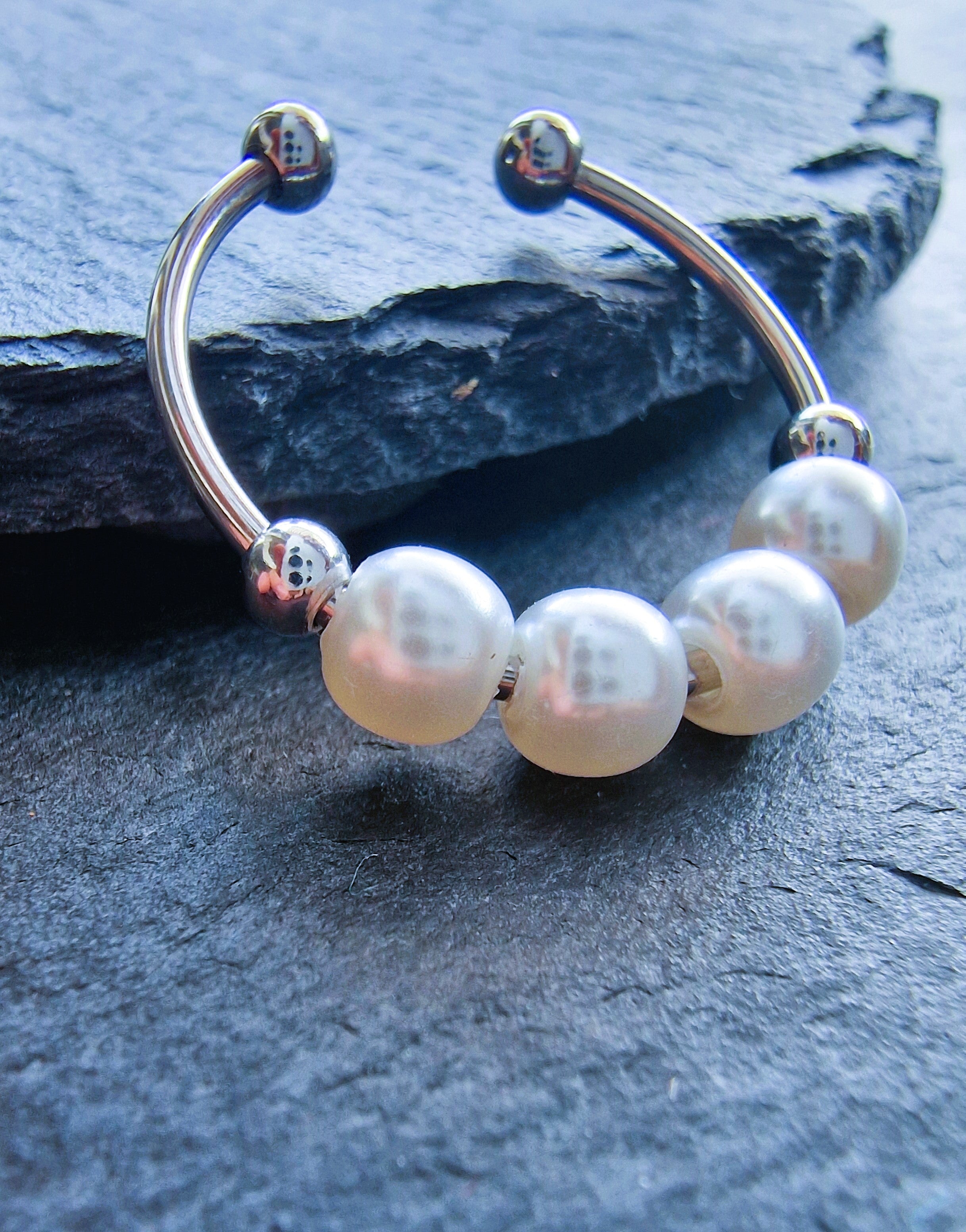 Anti-Stress-Ring Luna – zarter Perlenring für Ruhe & Fokus