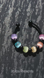 Schwarzer Anti-Stress-Ring mit Regenbogenperlen – größenverstellbarer Fidget Ring, limitierte Iris Black Edition von JoJos Presents