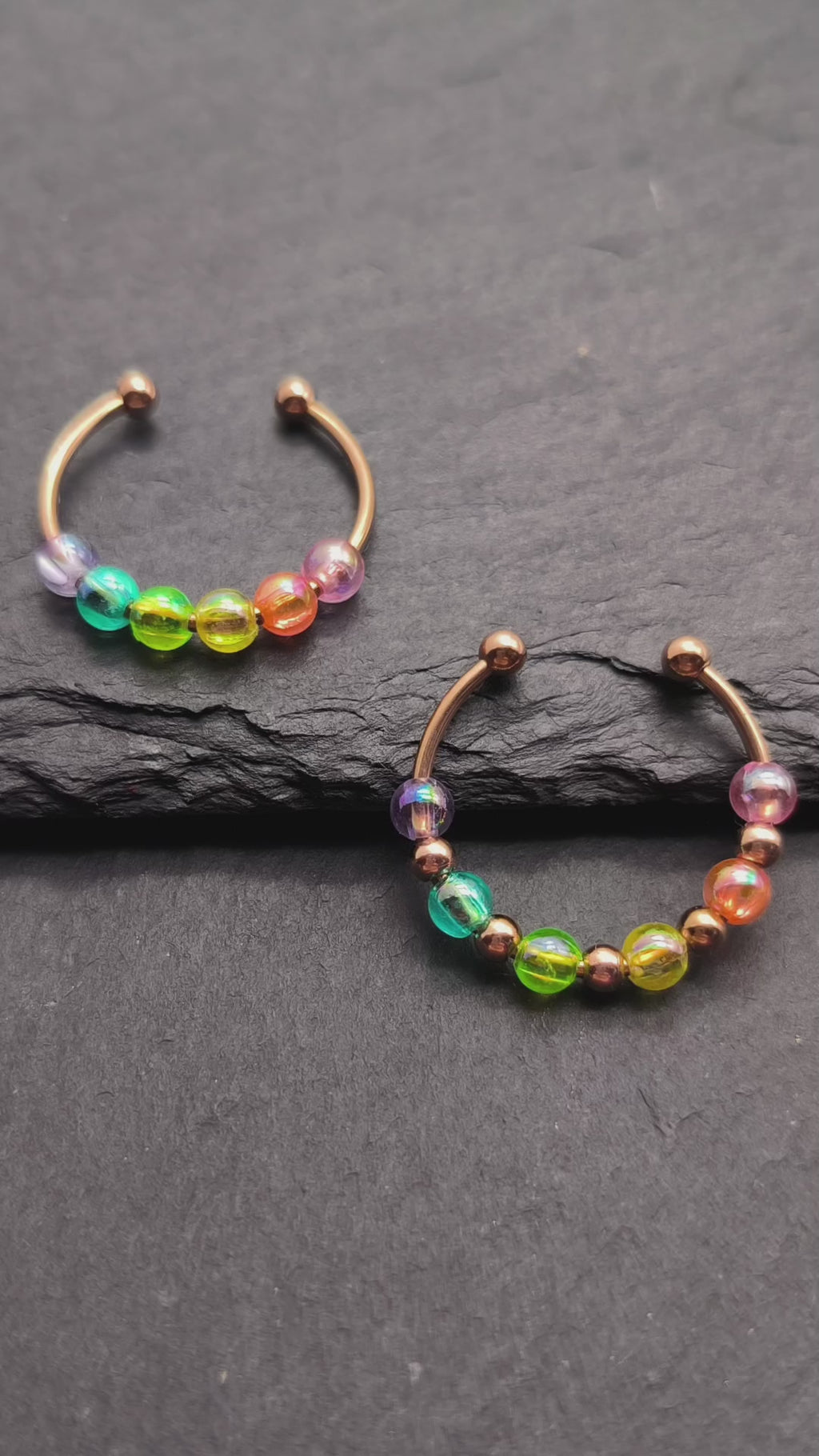 Bunter Fidget Ring mit Regenbogenperlen – verstellbarer Spiel- & Beschäftigungsring für Alltag oder  Schule | Kalea