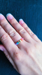 Schwarzer Anti-Stress-Ring mit Regenbogenperlen – größenverstellbarer Fidget Ring, limitierte Iris Black Edition von JoJos Presents