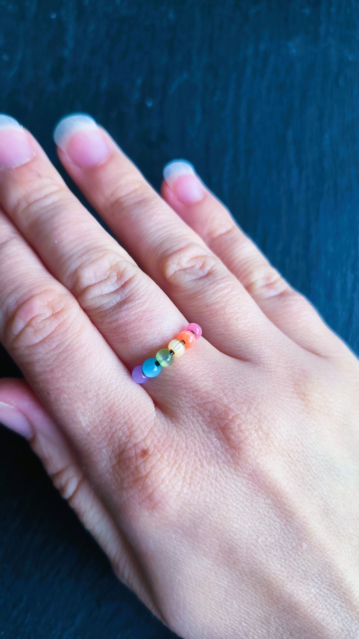 Schwarzer Anti-Stress-Ring mit Regenbogenperlen – größenverstellbarer Fidget Ring, limitierte Iris Black Edition von JoJos Presents