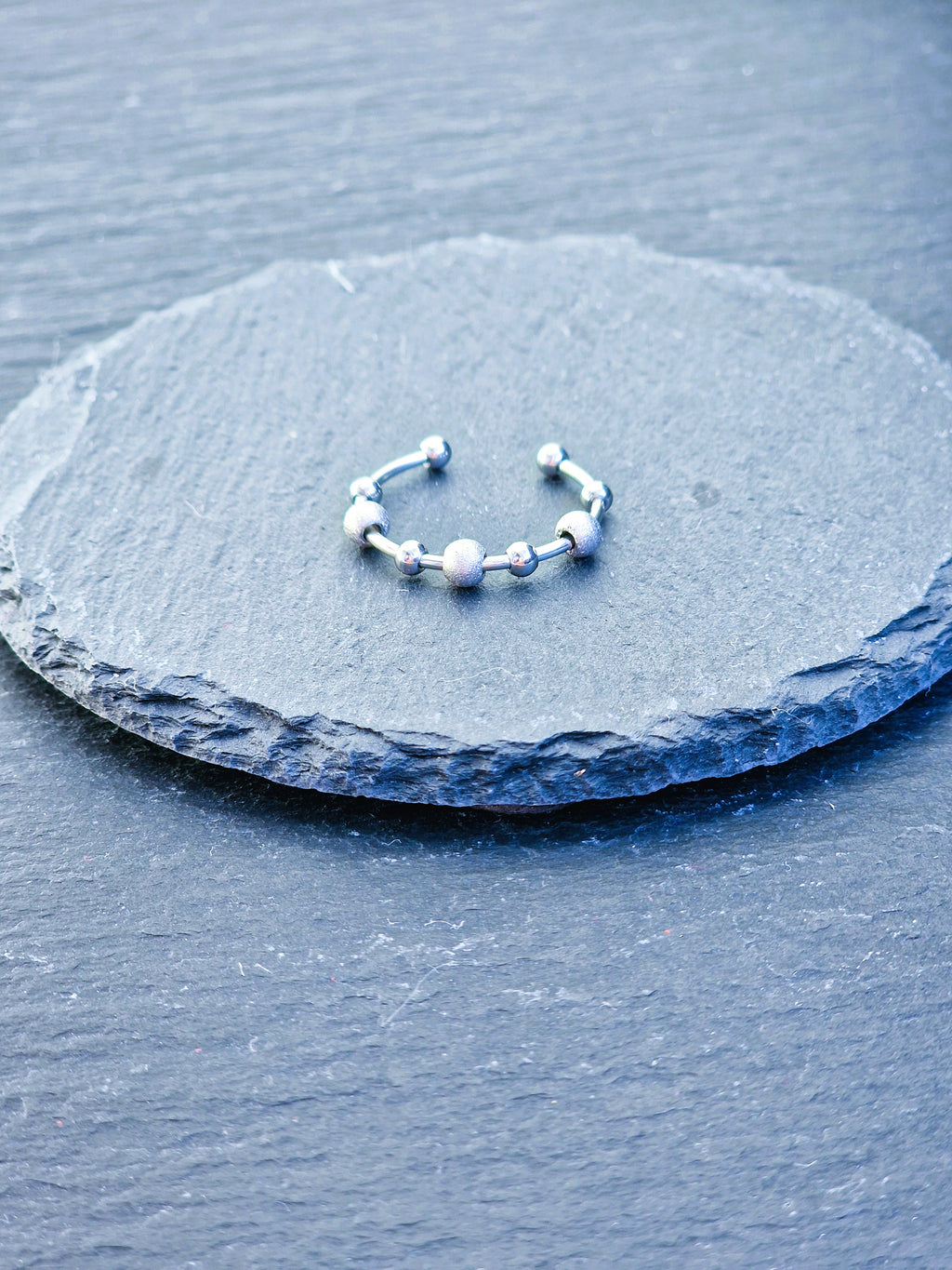 Anti-Stress-Ring Stardust – silberner Spinner Ring mit drehbaren Kugeln